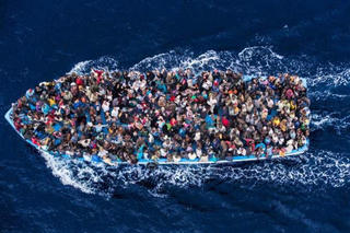 Hàng trăm người di cư được cứu ngoài khơi Libya trong giá lạnh