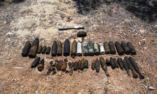 Đào huyệt mộ phát hiện… bom