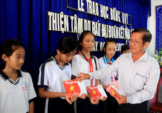 Báo Đại Đoàn Kết trao học bổng cho học sinh nghèo học giỏi tỉnh Cà Mau