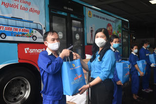 Niềm vui đến với người lao động từ những 'Túi An sinh công đoàn'