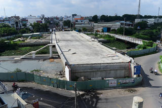 Cầu sập nhiều năm, cầu mới vẫn ‘trùm mền’