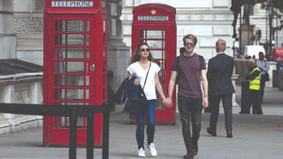 Mở cửa, kể cả Omicron ‘tàng hình’