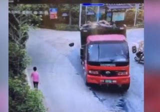 [VIDEO] Tảng đá rơi khỏi xe tải hạ gục người phụ nữ đi bộ