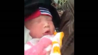 Sản phụ hạ sinh bé gái ngay trên vỉa hè