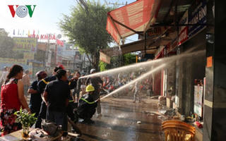 Cháy cửa hàng xe gắn máy gây hoảng loạn