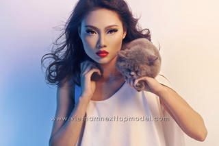 Những tấm hình chụp với động vật đẹp nhất qua 7 mùa của Vietnam's Next Top Model