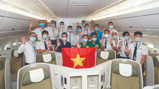 Bay trong bão dịch