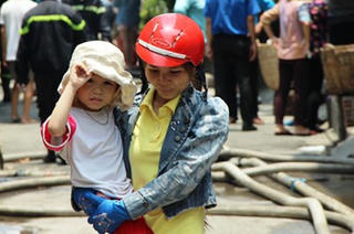 Cháy sát lớp mầm non, cô giáo bế 30 bé tháo chạy