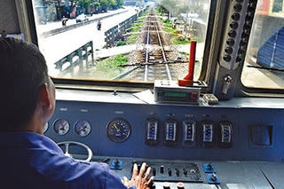 Cấm nhân viên đường sắt dùng điện thoại thông minh