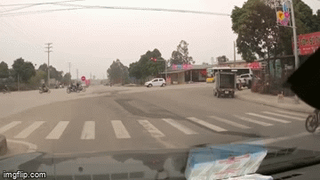 Phóng nhanh vượt đèn đỏ, 2 thanh niên thoát chết may mắn