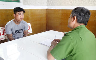 Trấn tiền khách đến lễ tại Miếu bà Chúa xứ Núi Sam 