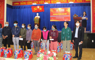 Quảng Nam: 50 suất quà Tết đến với hộ khó khăn ở phường Trường Xuân