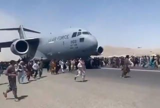 [VIDEO] Người Afghanistan bất chấp nguy hiểm, bám càng máy bay Mỹ rời khỏi Kabul