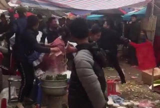 Nam thanh niên bị vây đánh trọng thương trước cổng chùa