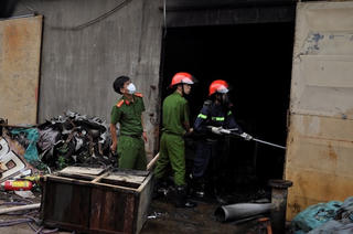 Cháy xưởng sản xuất bao bì giữa mùa mưa