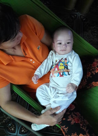 Bé trai 2 tháng tuổi bị bỏ rơi trước nhà vợ chồng hiếm muộn