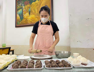 Dịch Covid-19: Trường rao bán, giáo viên mầm non đi bán trứng, bán rau