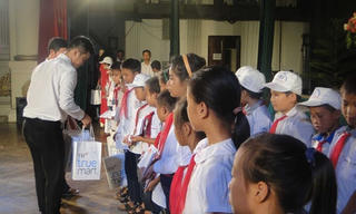 Hội bảo trợ bệnh nhận nghèo Tây Nam bộ phân phối 18.000 lít sữa cho trẻ em nghèo