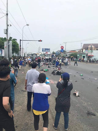 Xe container đâm thương vong nhiều người đang chờ đèn đỏ