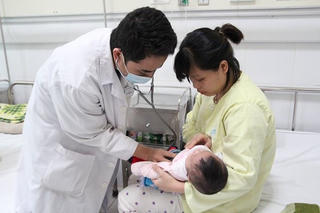 Nhiều trẻ biến chứng nặng do ho gà nhập viện