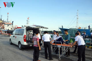 Tàu CSB 6002 cấp cứu bệnh nhân bị đau ruột thừa trở về đất liền