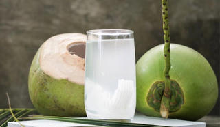 F0 điều trị tại nhà uống nước dừa ra sao để không gây hại?