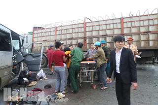 Xe đón dâu gặp tai nạn, 16 người thương vong