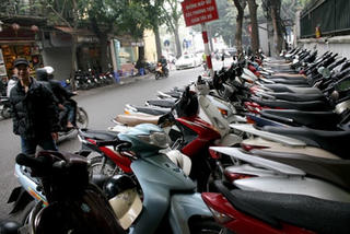 Các bãi trông giữ xe vi phạm tràn lan