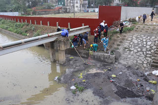 [ẢNH] Tết ông Công, ông Táo: Người dân TP Thanh Hoá thả cá, xả luôn cả tro xuống sông