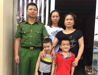 Trung úy công an cứu sống cháu bé bị đuối nước