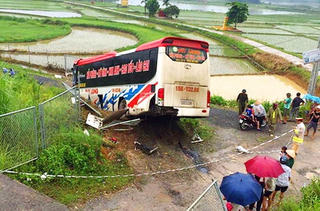 Xe khách nổ lốp trên cao tốc,  1 người chết, 13 người bị thương