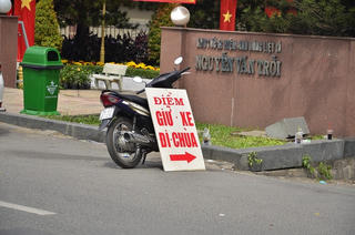 Giữ xe ngày Tết thi nhau 'chặt chém' khách du xuân