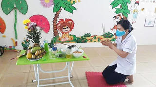 Xúc động bác sĩ lập bàn thờ mẹ tại nơi làm việc