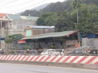 Chồng ngáo đá, nhốt vợ con trong nhà hành hung
