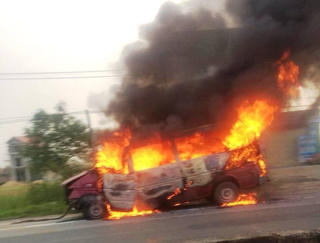 Xe 16 chỗ đâm vào dải phân cách rồi bốc cháy dữ dội