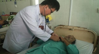 Người đàn ông bất ngờ sống lại khi người nhà thắp nhang lo hậu sự