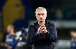 Siêu phẩm đánh gót không cứu được Mourinho nhận thất bại đầu tiên