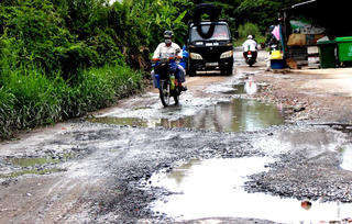 Cần Thơ: Đường nhiều ổ voi đọng nước 'bẫy' người đi đường 