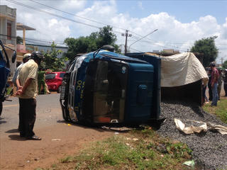 Xe tải chở đá đâm xe máy, 3 mẹ con thương vong