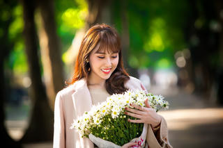 Hoa hậu Hoàng Kim khoe vẻ đẹp thanh xuân, e ấp bên cúc họa mi