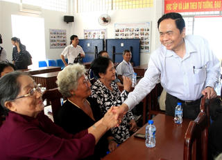 BẢN TIN MẶT TRẬN:  Tiếp tục quan tâm chăm lo cho gia đình chính sách, người có công