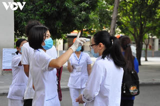 [VIDEO] Thí sinh tuân thủ đeo khẩu trang trong buổi thi tốt nghiệp THPT