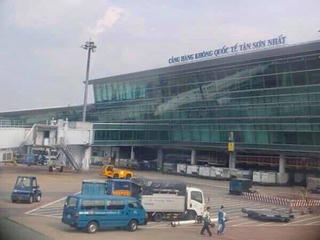 Nam hành khách bất ngờ lao ra khỏi máy bay, la hét 'không đi nữa...'