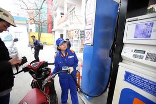 Giá xăng giữ nguyên, tăng sử dụng quỹ bình ổn