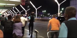 Sân bay Mỹ đóng cửa vì tiếng súng nổ