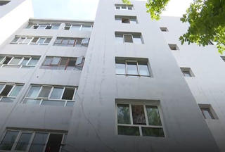 Chàng trai dùng thân mình đỡ em bé ngã từ tầng 5