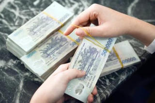 Cảnh sát giao thông trả lại gần 80 triệu đồng cho người đánh rơi