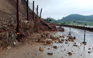 Thanh Hóa - Nghệ An: Nhiều tuyến giao thông sạt lở nghiêm trọng