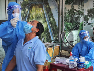 TP Bạc Liêu tầm soát Covid-19 ngẫu nhiên người đi đường