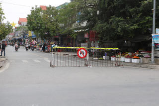 [ẢNH] Vắng như… chợ Viềng mùa dịch